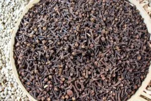 cloves in a bowl